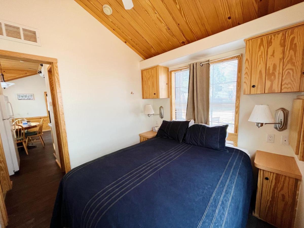 Sally'S Cabin Is A Quaint Two Bedroom Tiny Home Woodland Park Exteriér fotografie