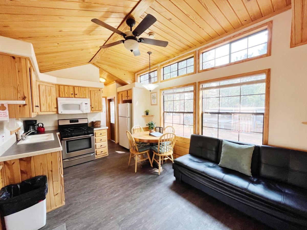 Sally'S Cabin Is A Quaint Two Bedroom Tiny Home Woodland Park Exteriér fotografie